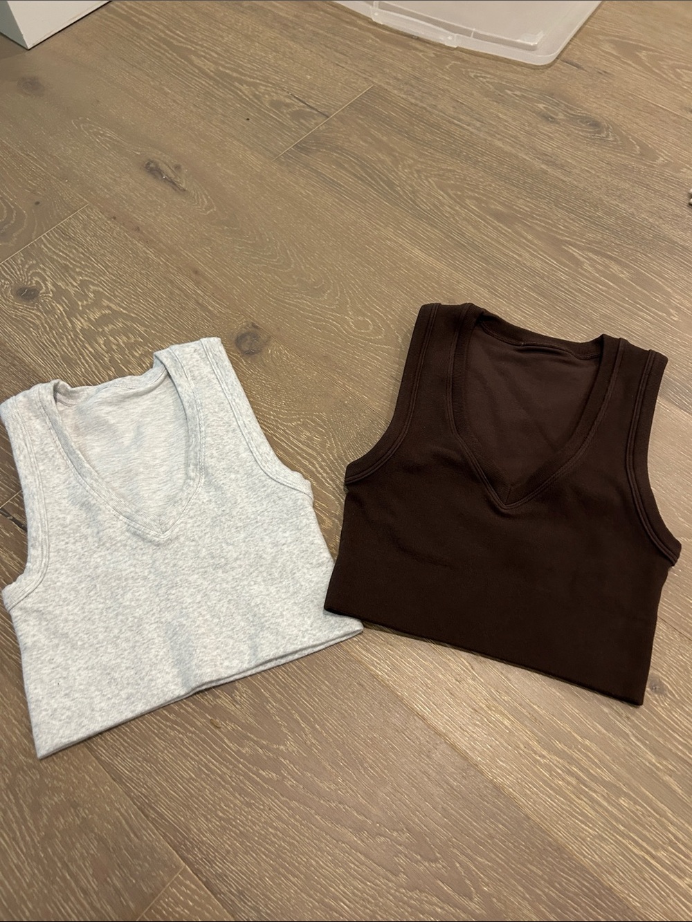 Bundle XS Aritzia Crop ribbed tanks EUC